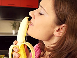 Lucie massaging her pussy with a banana